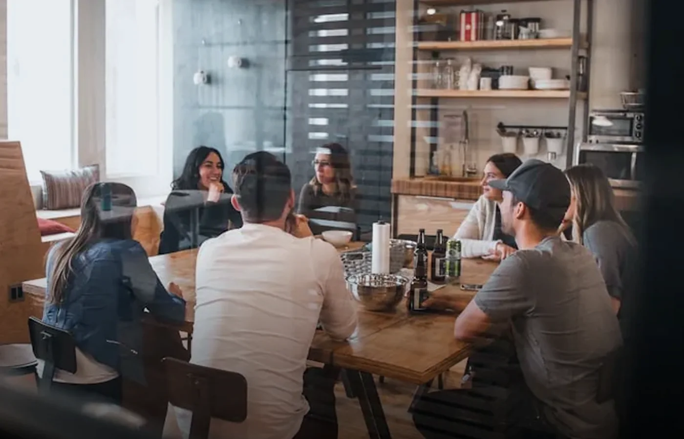 Equipe pequena em reunião de trabalho