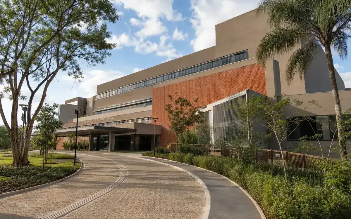 Fachada institucional — Hospital Mater Dei